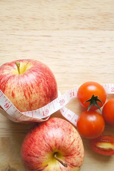 Concepto de dieta. Manzana con cinta métrica y tomates —  Fotos de Stock