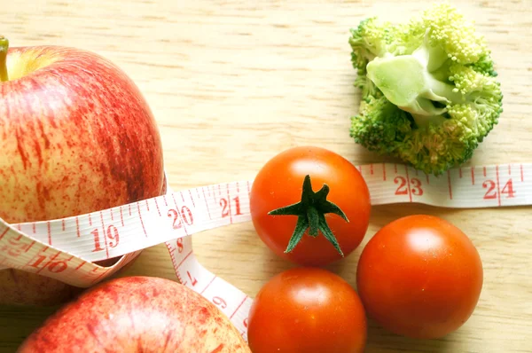 Dieta vegetal. Manzana con cinta métrica y tomates (concepto de dieta ) —  Fotos de Stock