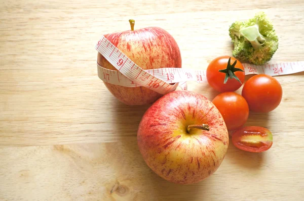 Primer plano de los tomates de manzana en la mesa (concepto de dieta ) —  Fotos de Stock