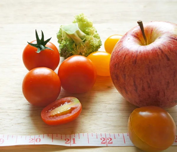 Primer plano de los tomates de manzana en la mesa (concepto de dieta ) —  Fotos de Stock