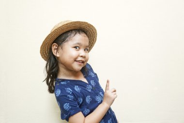 İşaret parmağı ile sevimli küçük kız