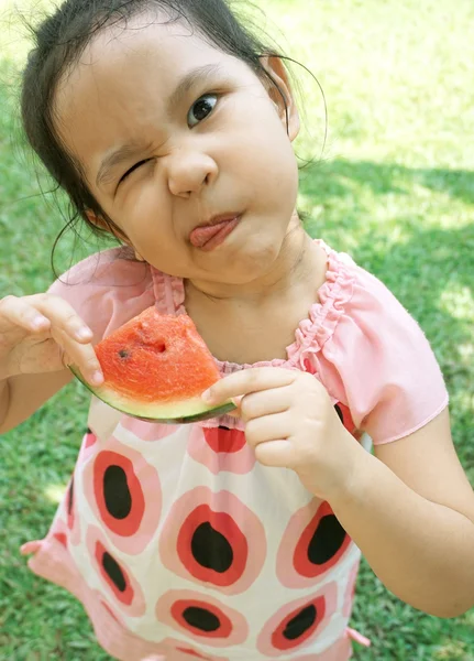 Menina comendo melancia no verão — Fotografia de Stock