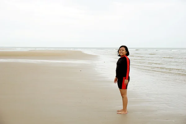 Malá dívka stojící u moře — Stock fotografie
