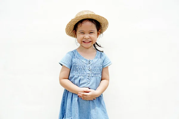 Petite fille porte un chapeau, avec le sourire — Photo