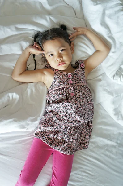 Retrato de menina bonito deitado na cama — Fotografia de Stock