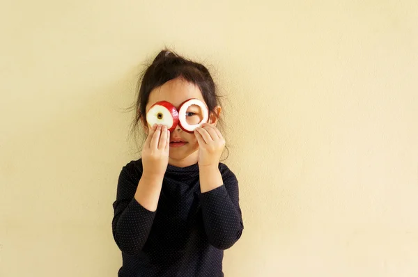 Chica divertida con frutas en los ojos —  Fotos de Stock