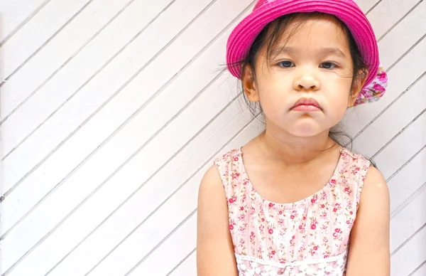 Niña linda con sombrero rosa — Foto de Stock