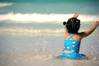 Mutlu kız sahilde oynarken