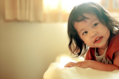 Küçük kız yatakta yatak odasında