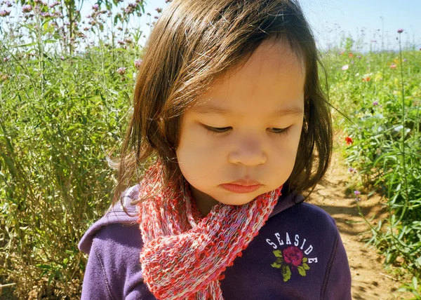 Linda niña en el prado en el día de primavera —  Fotos de Stock