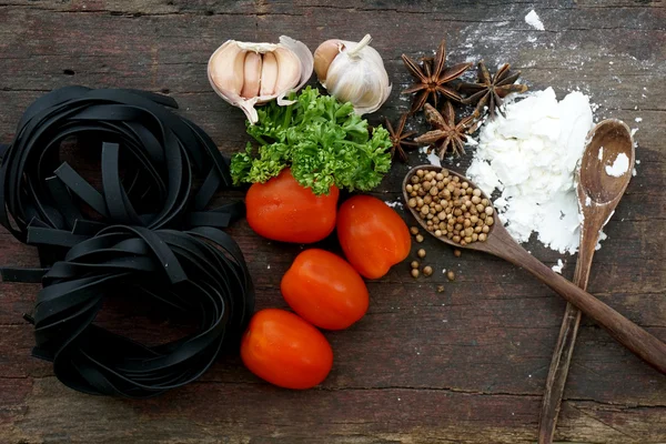 Pasta con ingredientes como harina, tomate, ajo y pimienta — Foto de Stock