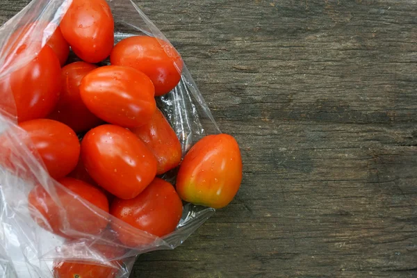 Grupp av tomater i plastpåse — Stockfoto
