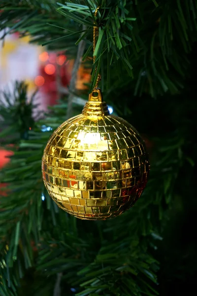 Kerstboom achtergrond ingericht boom met kerstballen en verlichting — Stockfoto