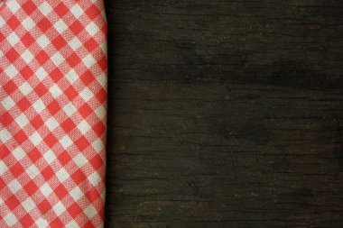 eski ahşap masa üstten görünüm üzerinde piknik masa örtüsü