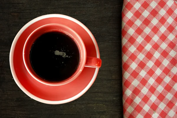 Kaffee auf Holztisch mit karierter Tischdecke — Stockfoto