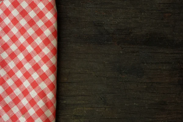 Picknick tafellaken op oude houten tafel bovenaanzicht — Stockfoto