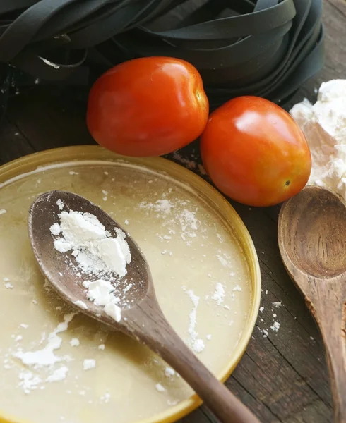 Massa italiana com tomate e farinha — Fotografia de Stock