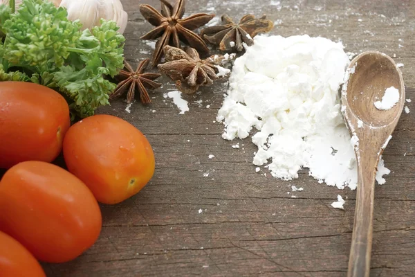 Tomates, harina, canela (ingrediente alimentario ) — Foto de Stock