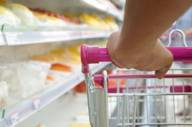 süpermarkette arabası ile alışveriş