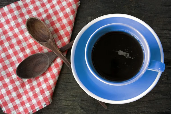 Taza de café azul sobre fondo de madera — Foto de Stock