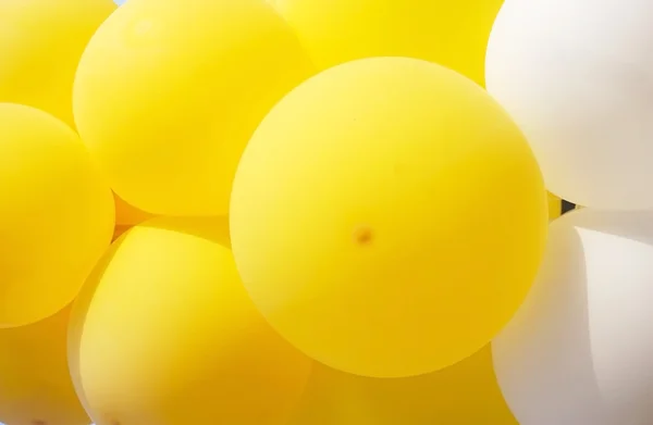 Gelbe und weiße Luftballons — Stockfoto