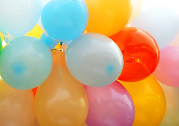 Muchos globos de colores formando un fondo brillante —  Fotos de Stock