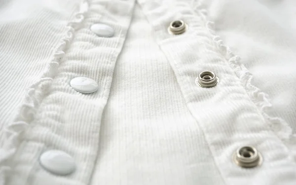 Boutons en métal sur chemise blanche close up — Photo