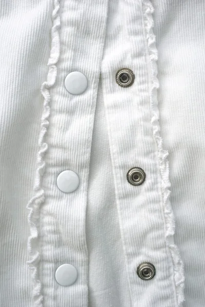 Closeup της ένα λευκό πουκάμισο με κουμπιά — Φωτογραφία Αρχείου