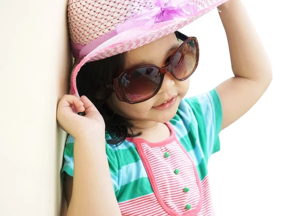 Retrato de menina linda vestindo vestido rosa, chapéu e óculos isolados no fundo branco — Fotografia de Stock
