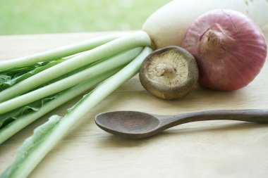Daikon ve mantar ahşap tabakta