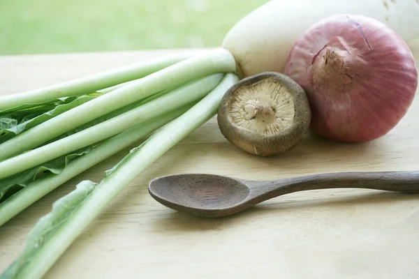 Daikon dan jamur di piring kayu — Stok Foto