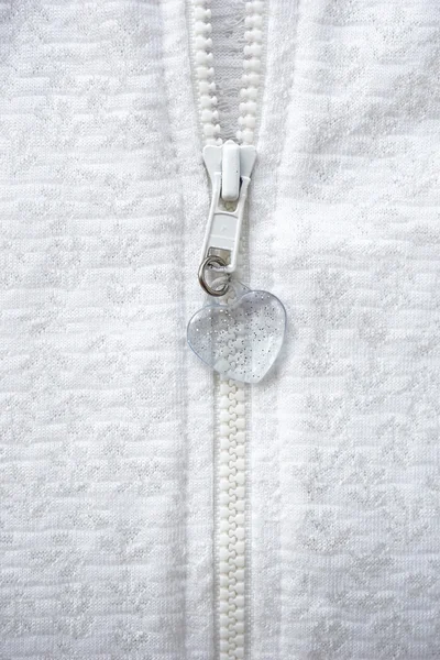 Cerniera a forma di cuore su sfondo tessuto bianco — Foto Stock