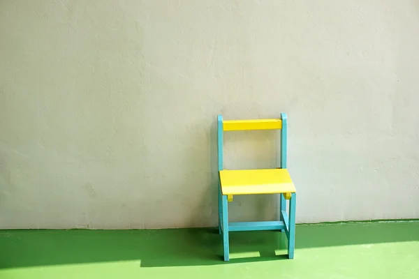 Çocuk için yeşil ve sarı küçük sandalye — Stok fotoğraf