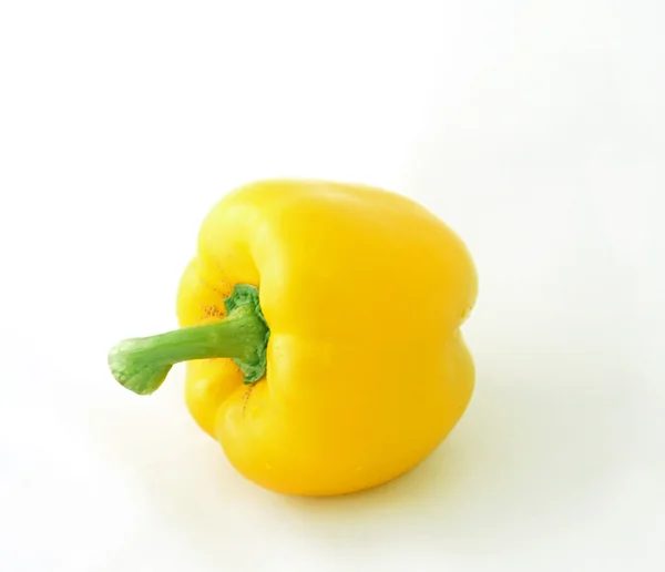 Dolce pepe giallo isolato su sfondo bianco — Foto Stock