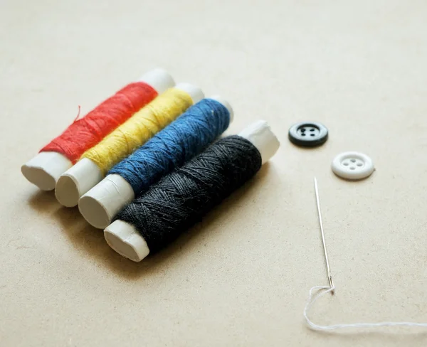 Thread, needle, button close up — Stock Photo, Image