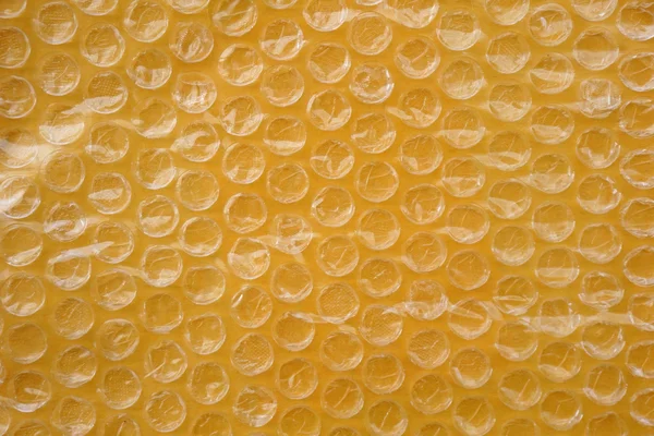 Embalaje amarillo con fondo de burbujas de aire — Foto de Stock