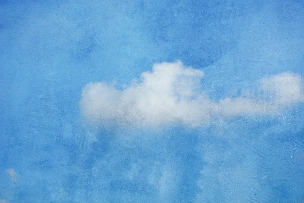 Небесні хмари на фоні текстури стін — стокове фото