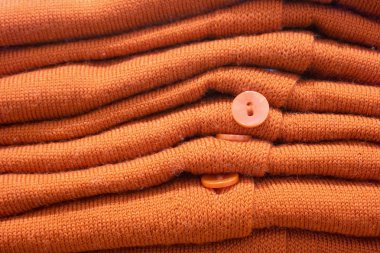 Renkli kıyafetler yığını