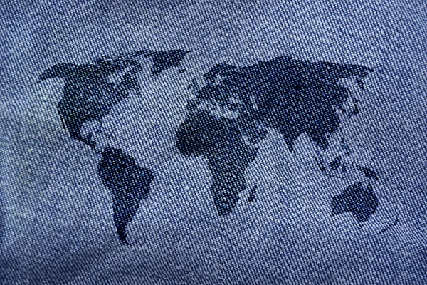 Mappa del mondo su sfondo jeans denim — Foto Stock