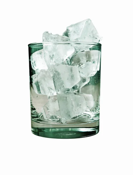 Vidrio vacío con cubitos de hielo sobre fondo blanco (con camino de recorte) ) — Foto de Stock