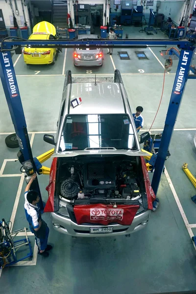 Bangkok - Jan 31: Bovenaanzicht van de workshop service station in Bangkok op 31 januari 2015, Thailand. De officiële dealer van Toyota, die de hoogste marktaandeel voor commerciële auto. — Stockfoto
