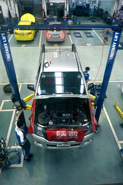 BANGKOK - JAN 31 : Vue de dessus de la station-service de l'atelier à Bangkok le 31 janvier 2015, Thaïlande. Le concessionnaire officiel de Toyota, qui est la première part de marché pour les voitures utilitaires . — Photo