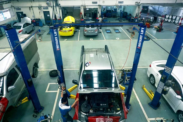 Bangkok - 31 Ocak: Atölye servis istasyonu üzerinde 31 Ocak 2015, Bangkok Tayland en iyi görünümü. Ticari araç için en iyi marketshare olan Toyota, resmi satıcısından.