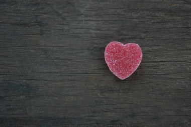 Ahşap arka plan üzerinde kalp şeklinde şeker. Üstten Görünüm.