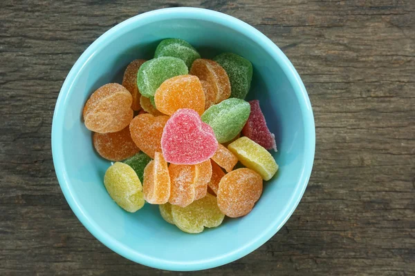 Geleias de frutas doces corações na tigela — Fotografia de Stock