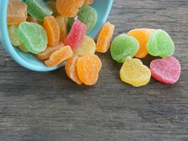 Ahşap masa meyve reçelli Kalpler