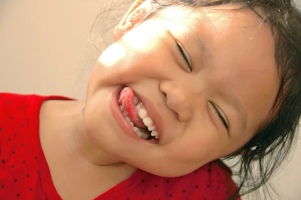 Niña vestida de rojo, con cara feliz —  Fotos de Stock