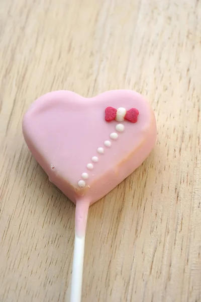 Kalp şeklinde bir çubuk üzerinde pembe çilek şeker — Stok fotoğraf