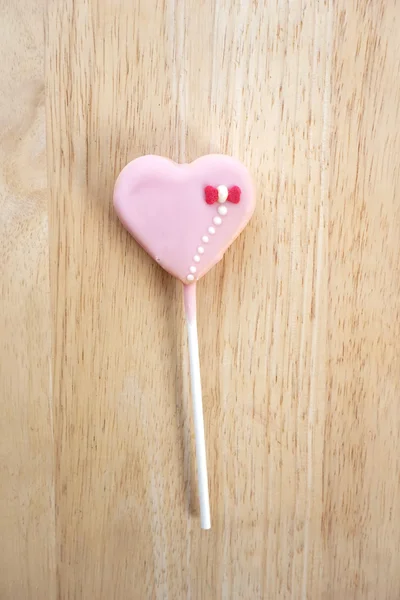 Růžový jahodové bonbóny na hůl v podobě srdce — Stock fotografie