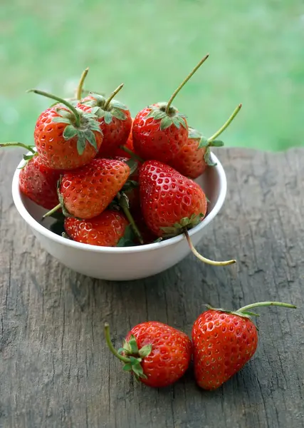 Verse aardbeien op oude houten ondergrond — Stockfoto